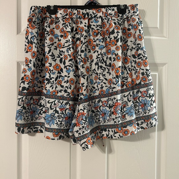 SHEIN Pants - Floral shorts